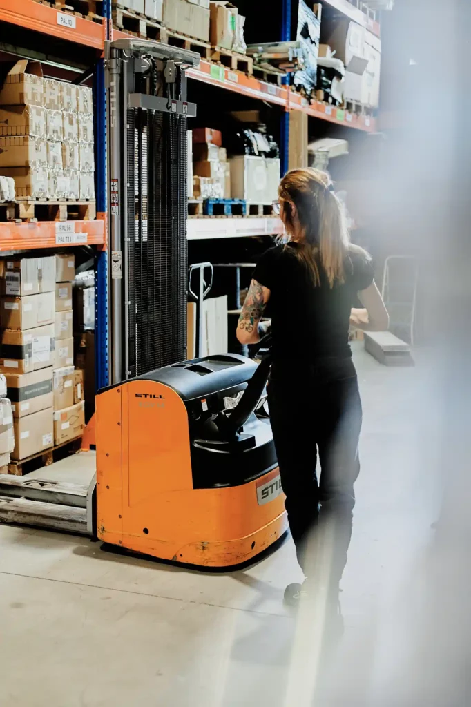 Dame qui conduit un transpalette